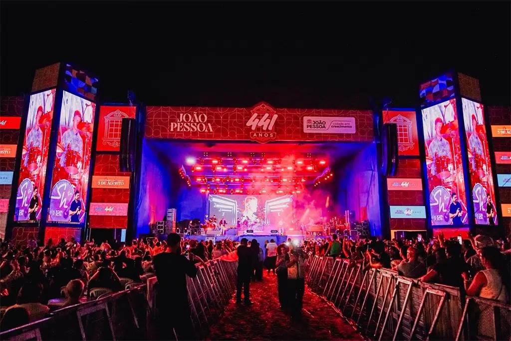 Crowd on the Cabo Branco sand during the city's anniversary